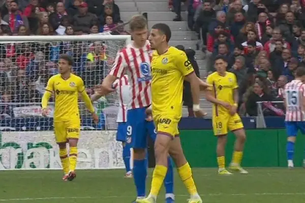 Insólito: lo expulsaron por pellizcarle los testículos a un rival en la Liga de España