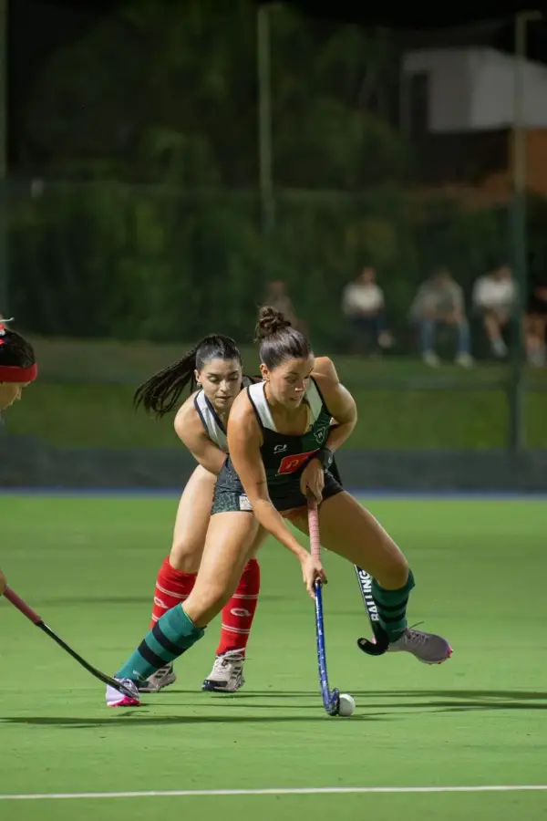 JUGADA DOMINADA. Peralta conduce el ataque de Tucumán Rugby, el club donde creció y al que sigue representando dentro de la cancha.