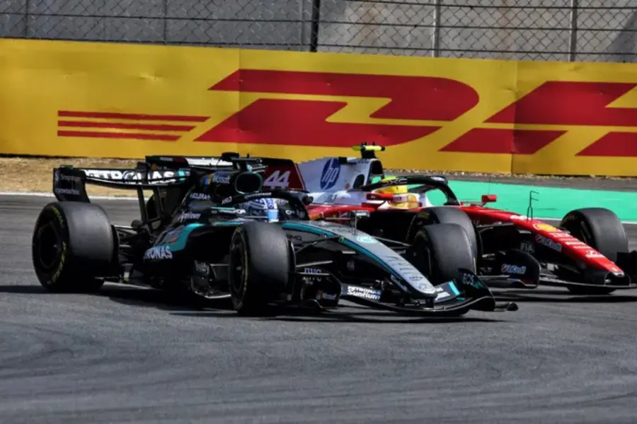 EN LLAMAS. El duelo más impactante de la noche fue el que se vivió entre Russell y Hamilton durante gran parte de la carrera.