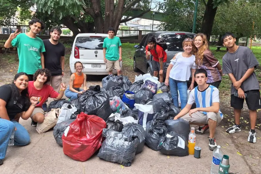 TRABAJO EN EQUIPO. Estudiantes de distintas agrupaciones y carreras se sumaron a la iniciativa.