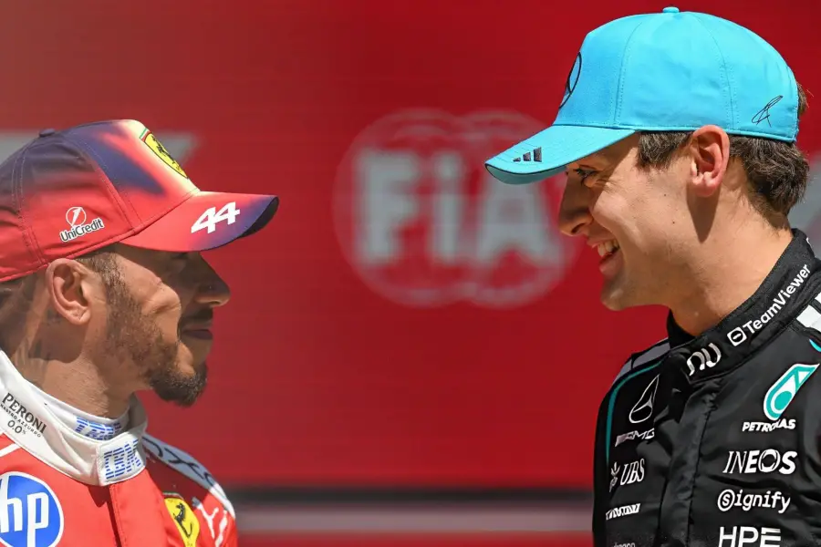 VIEJOS CONOCIDOS. George Russell con su ex compañero Lewis Hamilton.