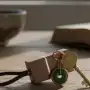 El llavero no es solo un accesorio: por qué el Feng Shui, la psicología y la joyería mística lo consideran un “objeto de poder”