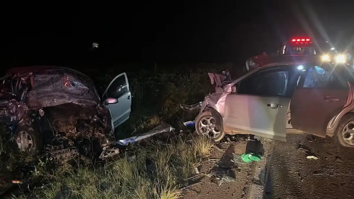 El Volkswagen Fox en el que viajaban los jóvenes argentinos impactó de frente contra un Ford Focus, la investigación policial continúa (Servicio Auxiliar Civil de Bomberos de Casca)