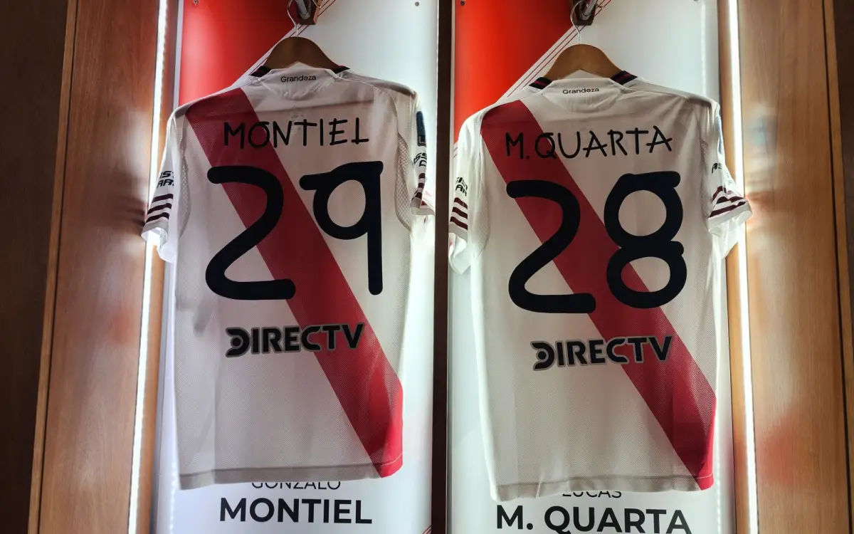 CURIOSIDAD. La camiseta de river tiene una tipografía distinta en su encuentro de hoy.