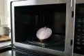 Por qué deberías colocar media cebolla en el microondas apagado: el truco definitivo de limpieza