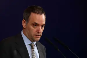 Adorni, cuestionado por sus viajes: “Esto fue un golpe contra el Gobierno”