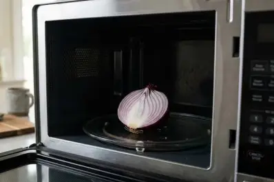 Por qué deberías colocar media cebolla en el microondas apagado: el truco definitivo de limpieza