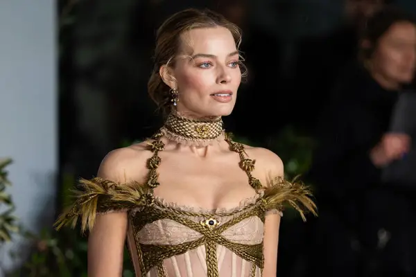 Un brazalete, una historia y un antiguo código: la tradición del luto que volvió a poner en escena en una alfombra roja