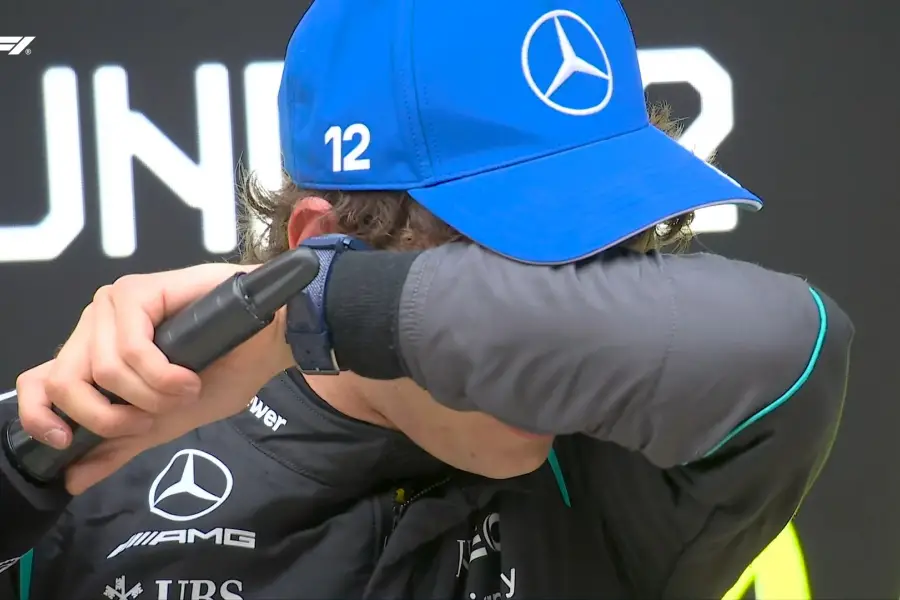EMOCIONADO. El joven piloto rompió en llanto apenas terminada la carrera.