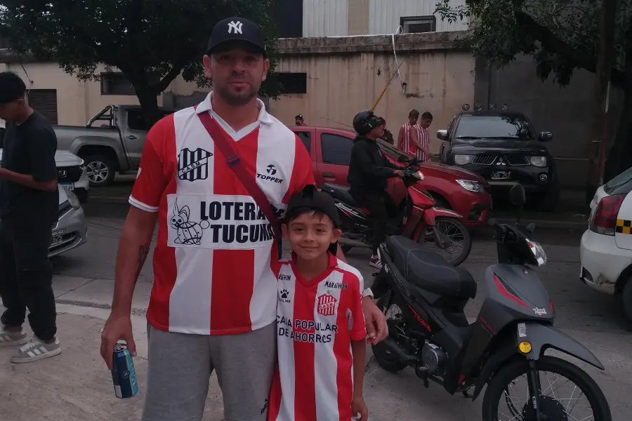 HISTÓRICA. Nahuel Scimé luce el modelo que usaba su padre en 1992.