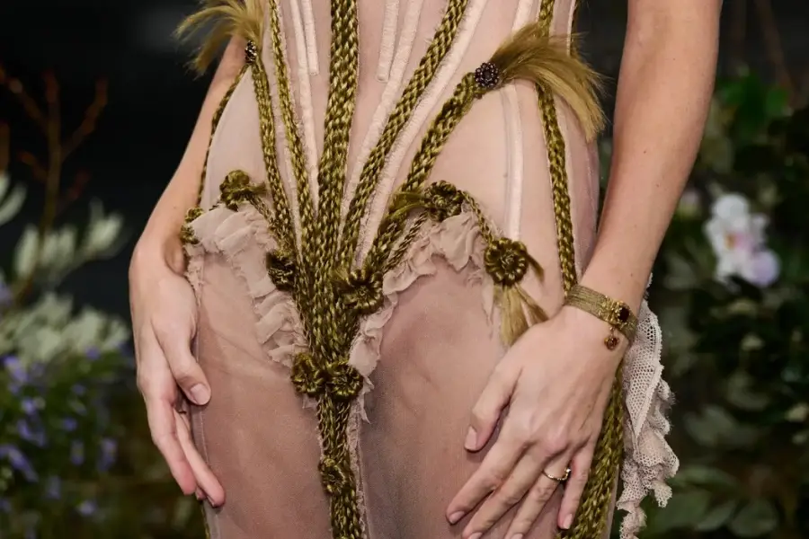 HISTÓRICA. La pulsera que lució la protagonista de Cumbres Borrascosa, es la réplica de una que fue realizada con pelo humano.