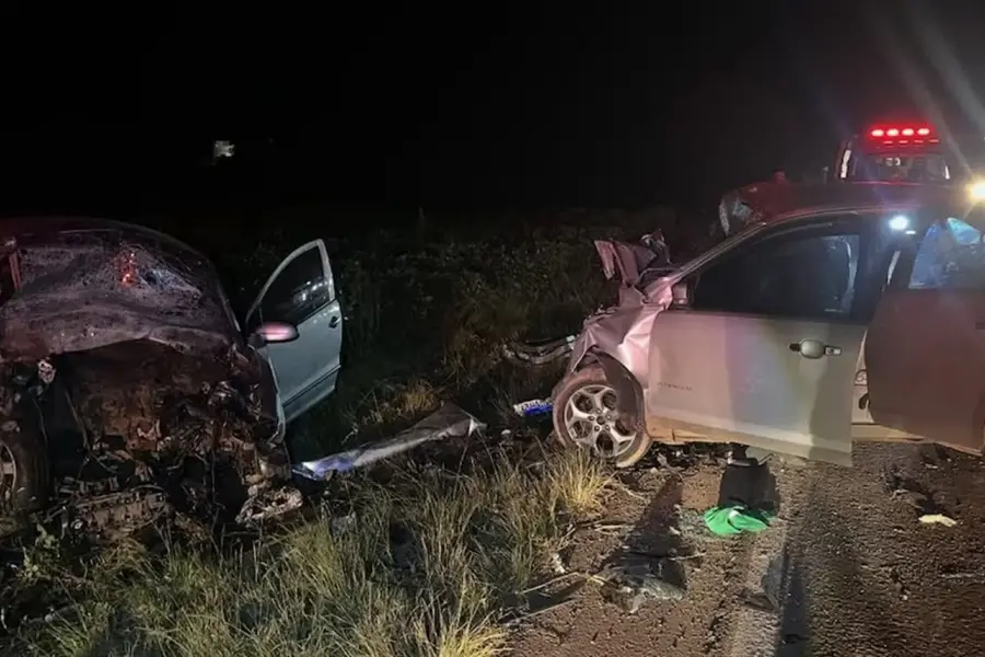 El Volkswagen Fox en el que viajaban los jóvenes argentinos impactó de frente contra un Ford Focus, la investigación policial continúa (Servicio Auxiliar Civil de Bomberos de Casca)