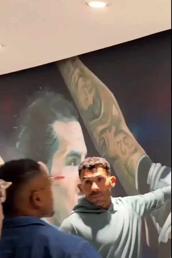 Pileta con cascada y una mini Bombonera: así es la lujosa mansión de Carlos Tevez