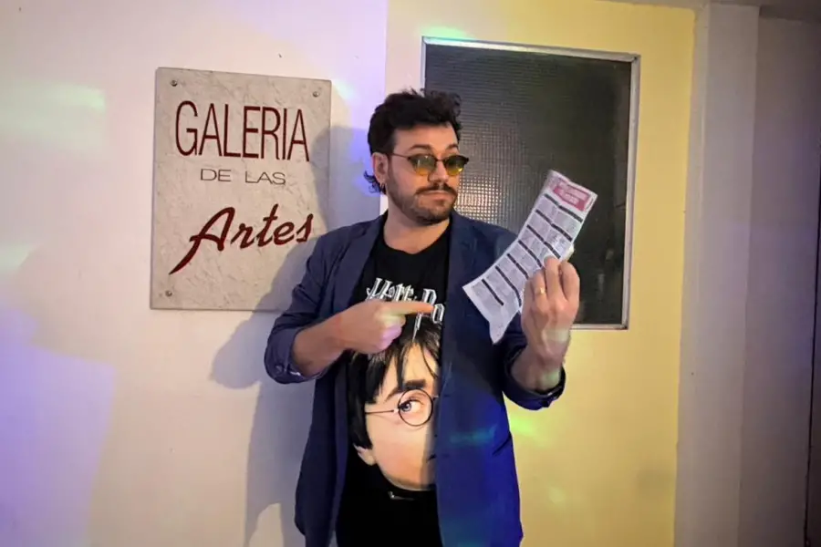 ANFITRIÓN CINÉFILO. Martín Falci, director y uno de los organizadores del Antidomingo, disfrutó de la ceremonia y del clima de comunidad que se generó en La Vecindad. / LA GACETA, VICTORIA REINOSO