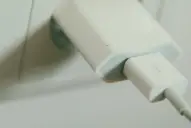 Sin luz en casa: trucos para cargar el celular en una situación de emergencia