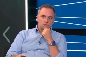 Una nueva factura confirmó que el periodista Grandio también pagó el regreso de Adorni en avión