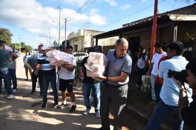 Entre el barro y el dolor, el plantel de San Martín apareció en La Madrid con algo más que donaciones