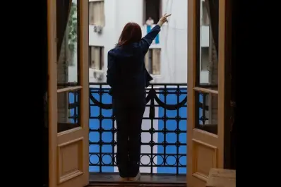 Máximo Kirchner compartió un video de Cristina en el balcón: “Nunca caminarás sola”