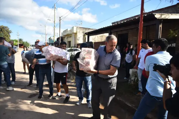 Entre el barro y el dolor, el plantel de San Martín apareció en La Madrid con algo más que donaciones