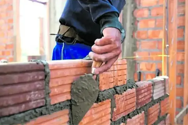 La construcción bajó en febrero, pero el primer bimestre cerró con leve alza interanual