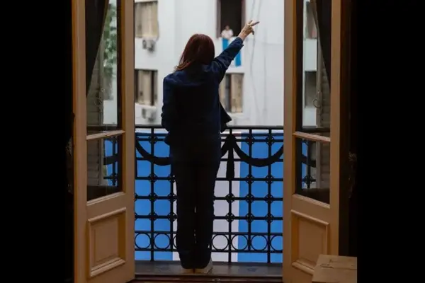 Máximo Kirchner compartió un video de Cristina en el balcón: “Nunca caminarás sola”