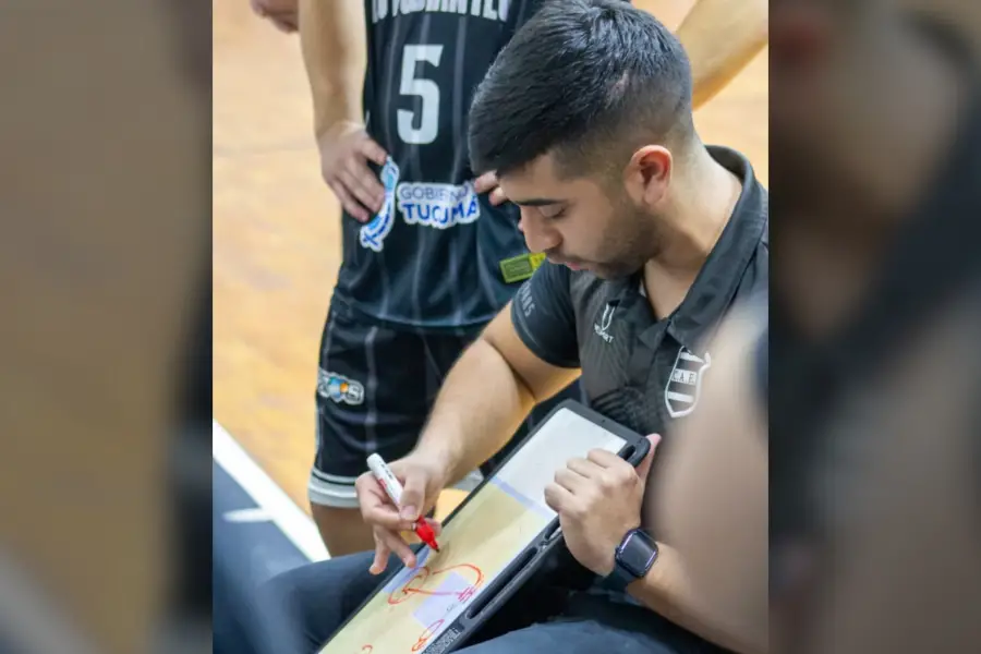 ESTRATEGA. Fabrizio Esposito conduce a Estudiantes con solidez táctica en un tramo decisivo de la Liga Argentina.