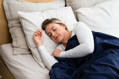 Dormir mejor después de los 50: el hábito que también retrasa el envejecimiento