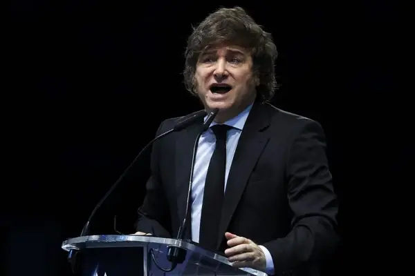 Milei cierra el Fenoa en Tucumán antes de emprender vuelo a Budapest