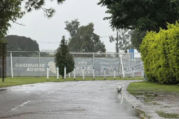Bajo el agua y a puertas cerradas: Atlético desafió la lluvia con la mente puesta en Gimnasia