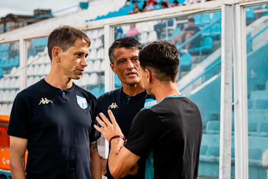 RIVALES. González y José Vallcaneras junto a Sebastián 