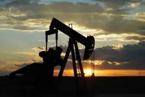 El petróleo se desploma hasta un 8% tras la tregua de Trump con Irán y los mercados globales respiran