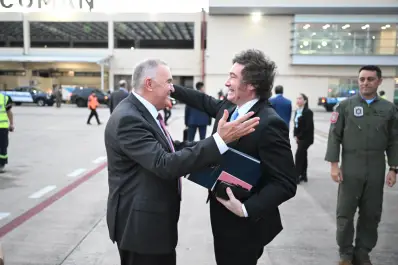 Javier Milei llegó a Tucumán y fue recibido por el gobernador Osvaldo Jaldo