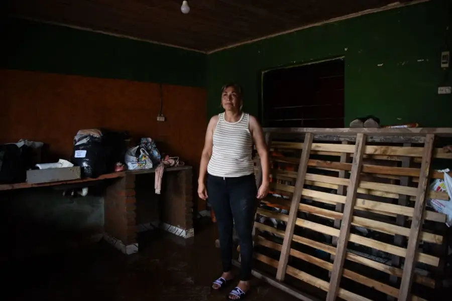 CON LO PUESTO. Los pocos muebles que se pudo rescatar de la casa.