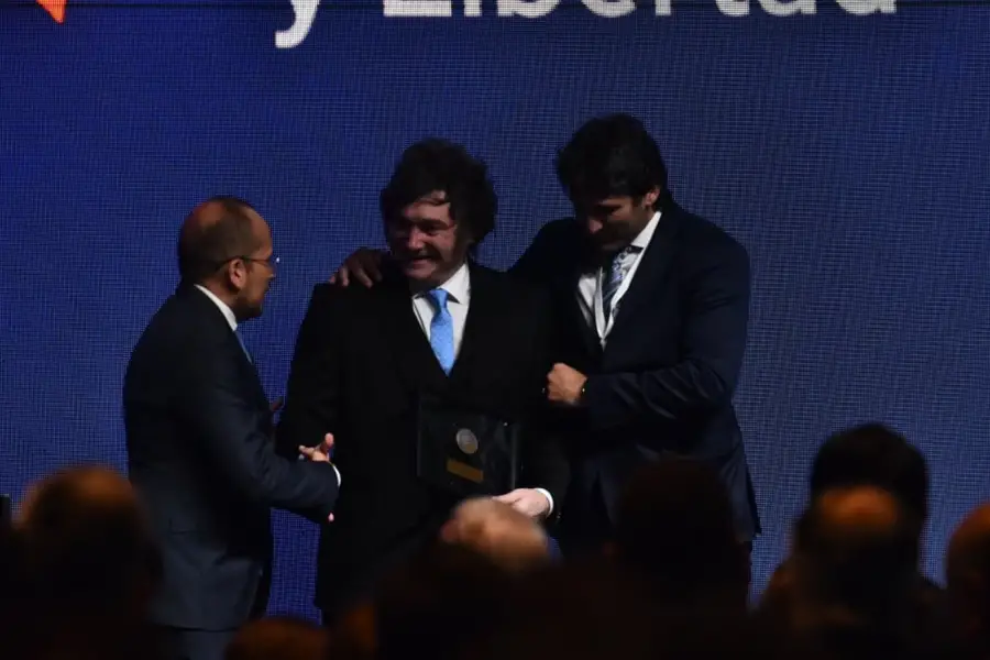 EL PRESIDENTE recibió un galardón tras su discurso en Tucumán. 
