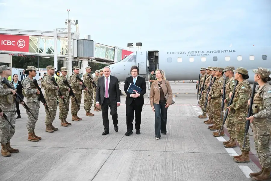 Javier Milei llegó a Tucumán y fue recibido por el gobernador Osvaldo Jaldo