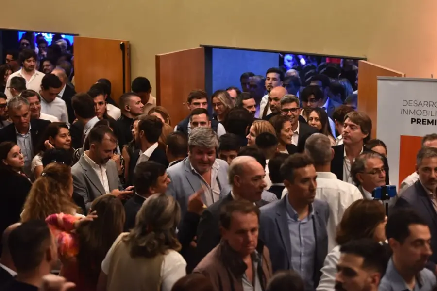 SALA COLMADA para escuchar a Javier Milei en Tucumán. 