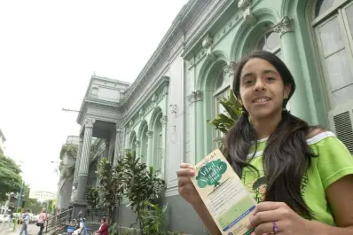 Recuerdos fotográficos: 2004. Una alumna eligió el árbol notable