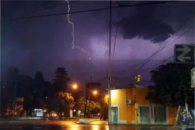 Cómo estará el tiempo hoy en Santiago del Estero: tormentas y alerta vigente