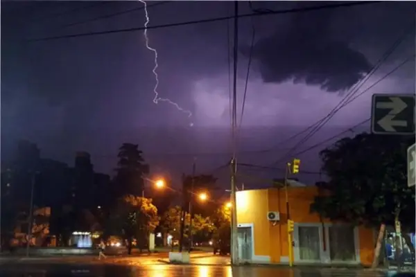 Cómo estará el tiempo hoy en Santiago del Estero: tormentas y alerta vigente
