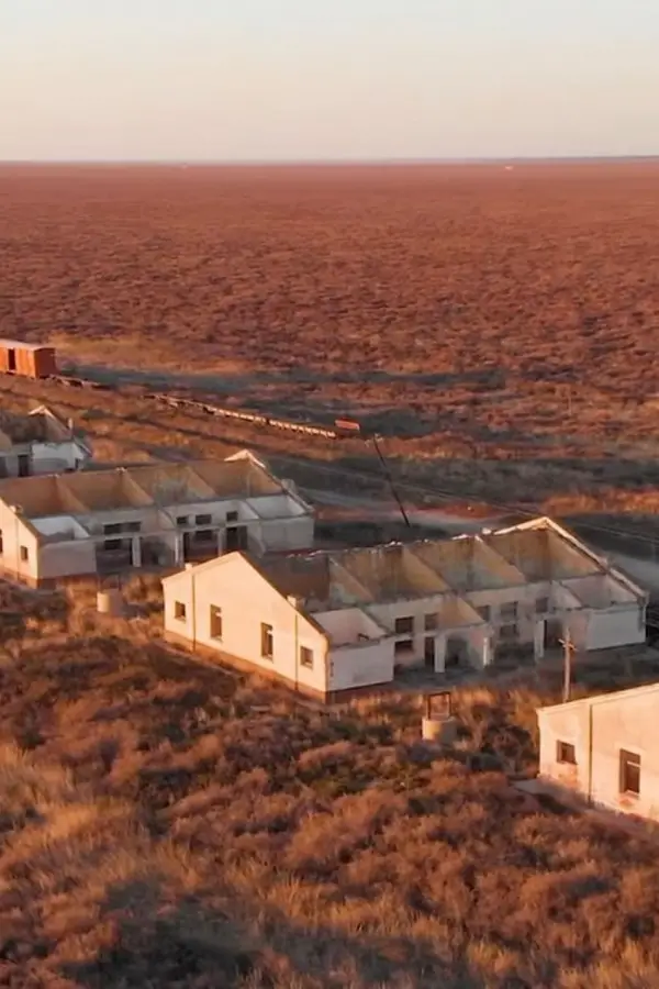 ATARDECER. Vistas desde el aire, las viviendas parecen maquetas.