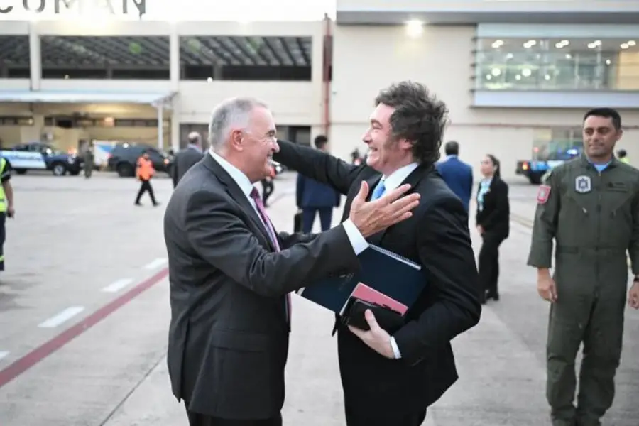 LLEGADA. Jaldo recibió a Milei en el aeropuerto y cruzaron un saludo cordial.