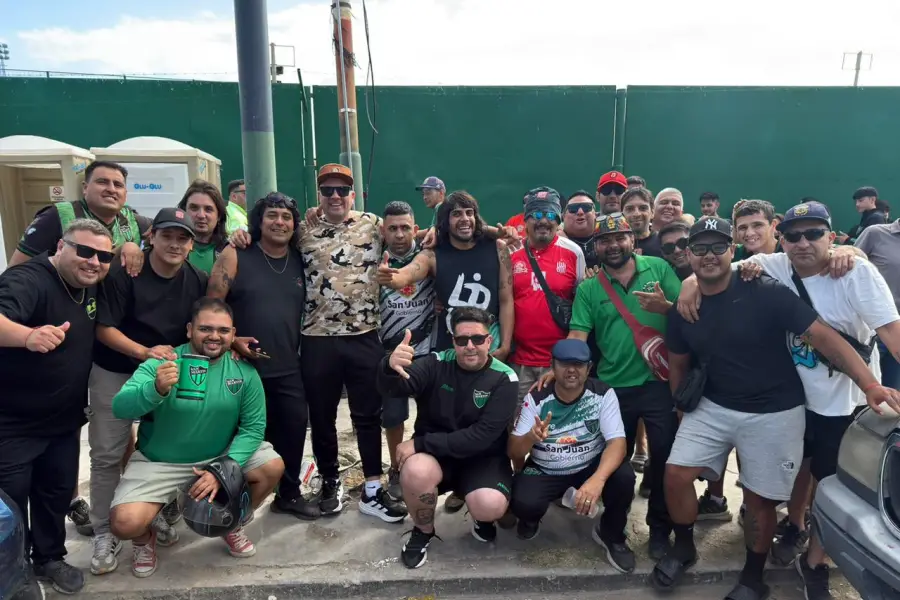 FELICES. Los hinchas realizaron la previa del partido a metros del Hilario Sánchez.