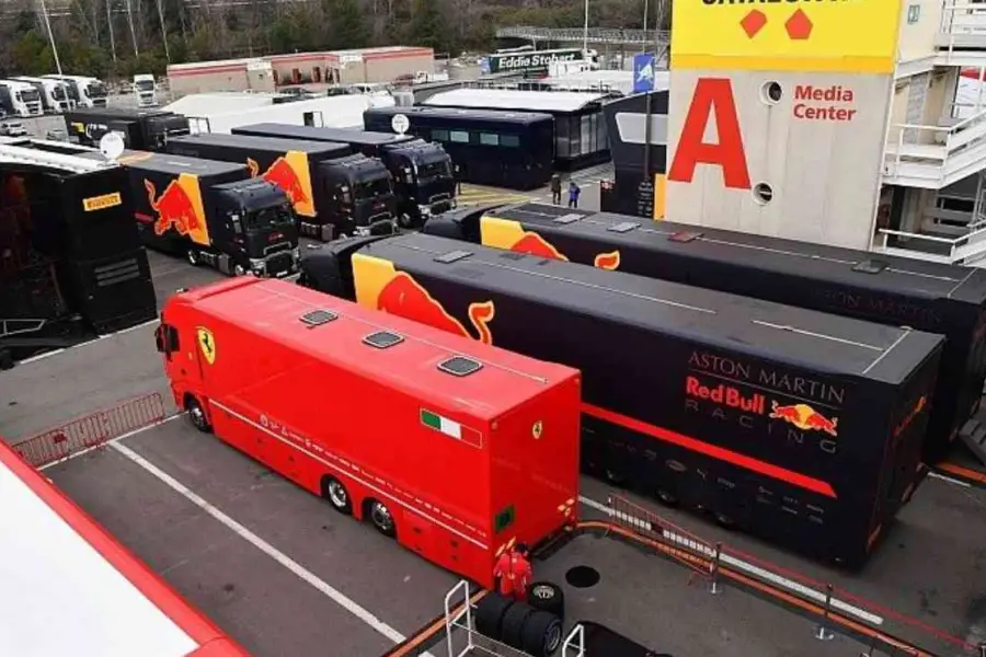 LOGÍSTICA. Los camiones que se utilizan para trasladar la equipación de Red Bull para las carreras.