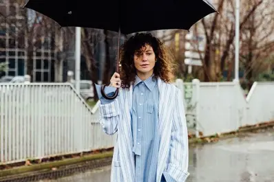 Esenciales en el armario para el otoño lluvioso: las prendas que pueden salvarte en estos días