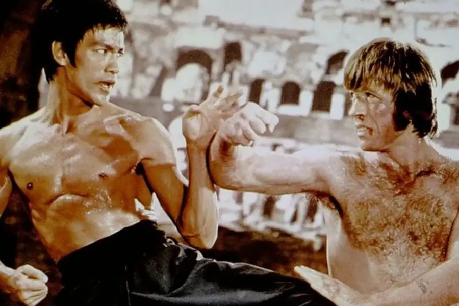 DUELO HISTÓRICO. Bruce Lee  y Chuck Norris en “El regreso del dragón”, filme que marcó a generaciones.