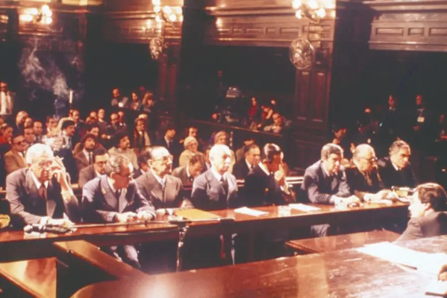 EL JUICIO A LAS JUNTAS. Realizado en 1985, constituyó uno de los principales logros del gobierno de Raúl Alfonsín en la vuelta a la democracia.