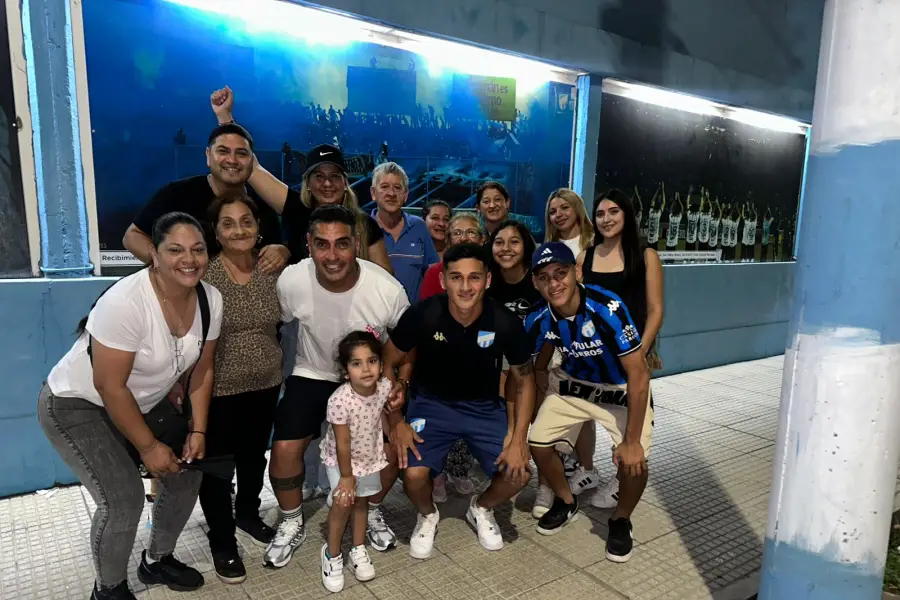 UNA NOCHE INOLVIDABLE. Leonel Vega posa junto a sus seres queridos en los pasillos del Monumental, minutos después de su debut en Primera.