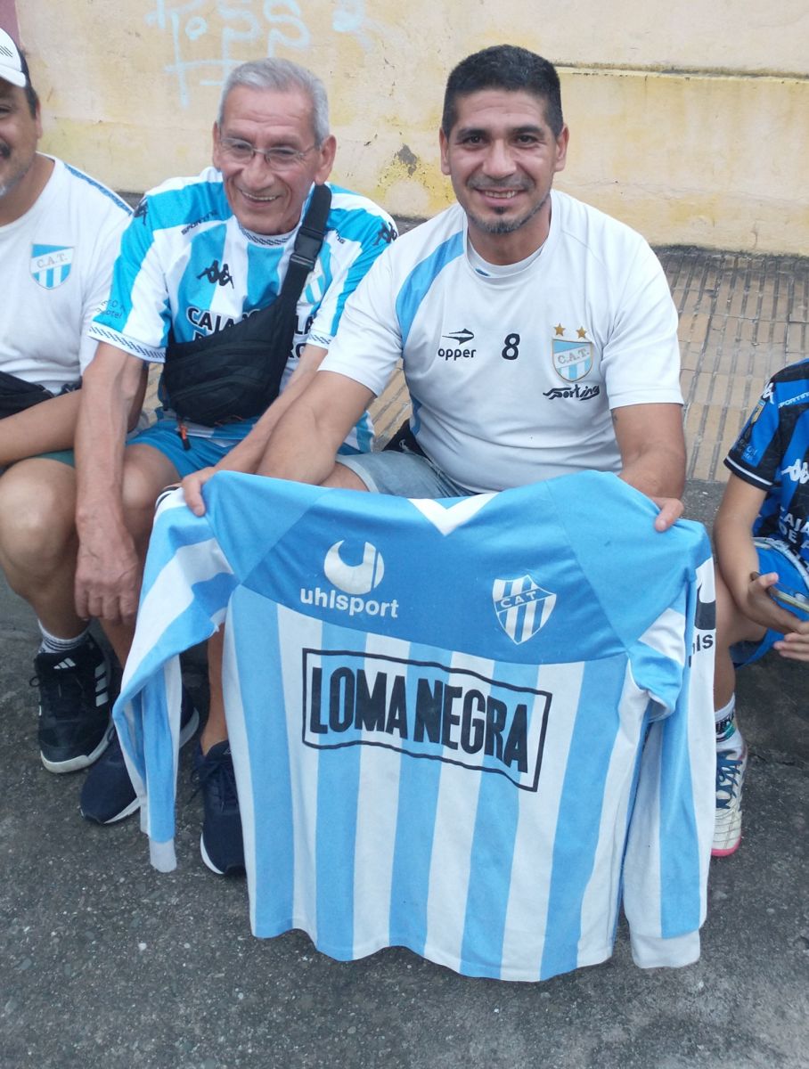 HERENCIA. Para Franco Navarro nada cambia en la cancha desde 1992; ni la camiseta, ni la compañía de su padre.