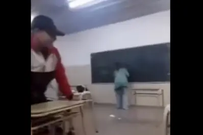Un alumno arrojó un banco contra su profesora y el video se volvió viral