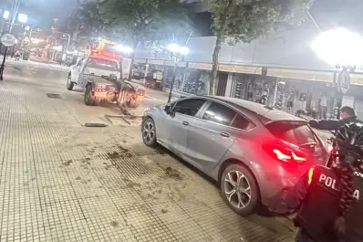 Un auto se subió a la peatonal de la Casa Histórica y causó revuelo esta madrugada